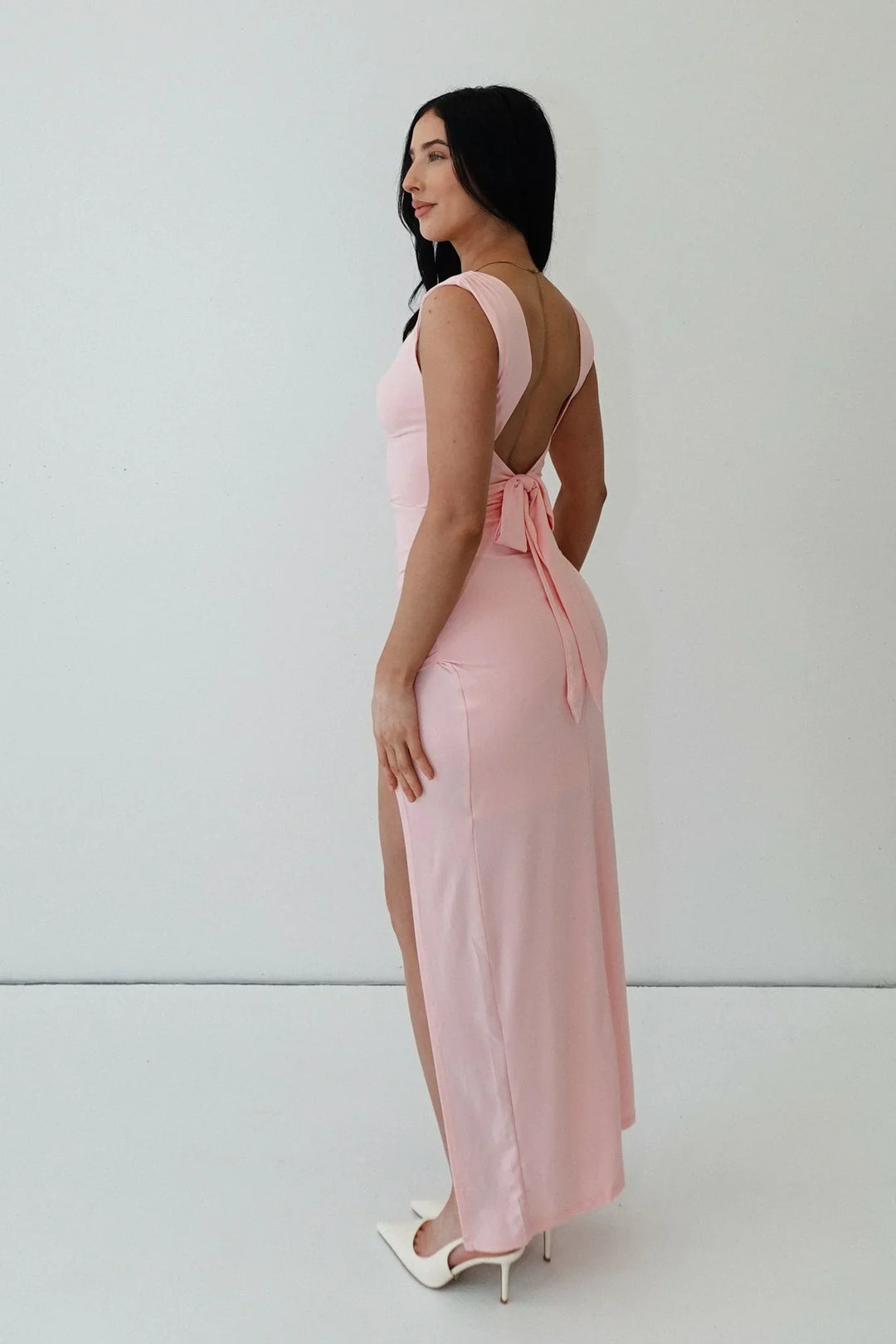 Rosa kroppsnära klänning med slits och draperingar