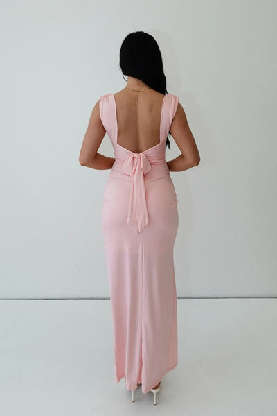 Rosa kroppsnära klänning med slits och draperingar
